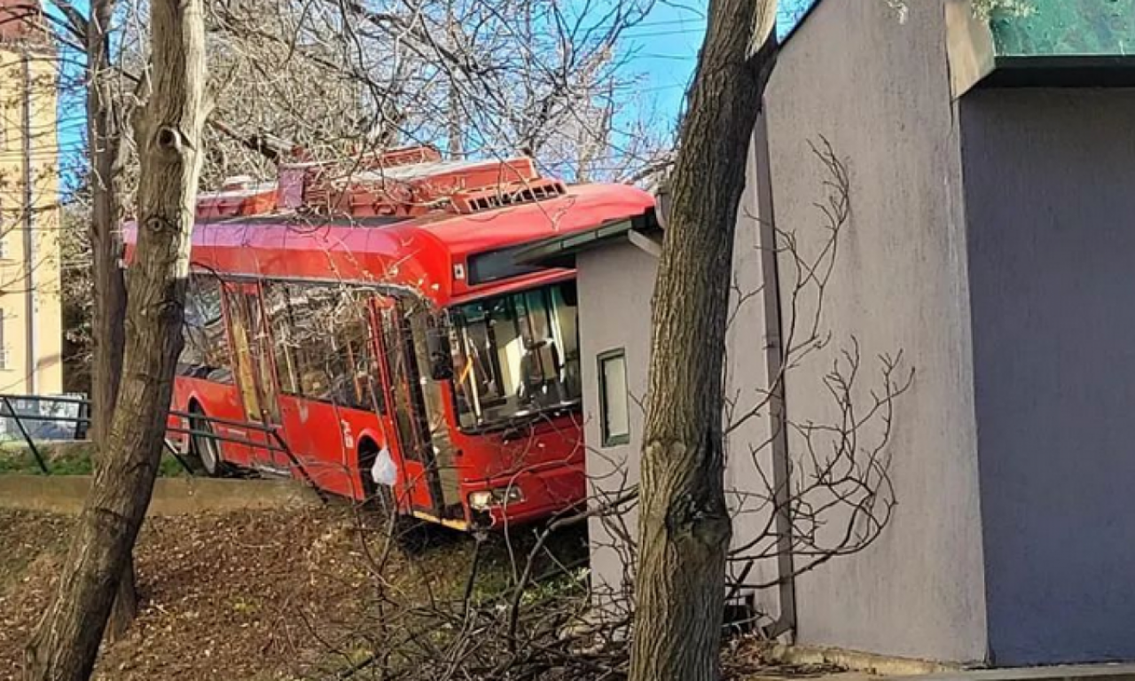 TROLA SE OTISNULA I UDARILA U KIOSK NA ZVEZDARI! Posle skoro TRI SATA i 4 pokušaja vozilo IZVUČENO (FOTO)