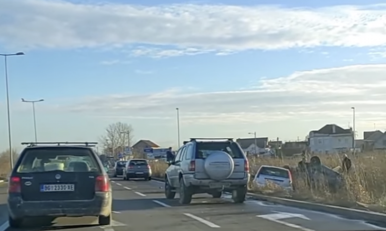 LANČANI SUDAR NA ZRENJANINCU! Od siline udarca, automobil se PREVRNUO na KROV (VIDEO)