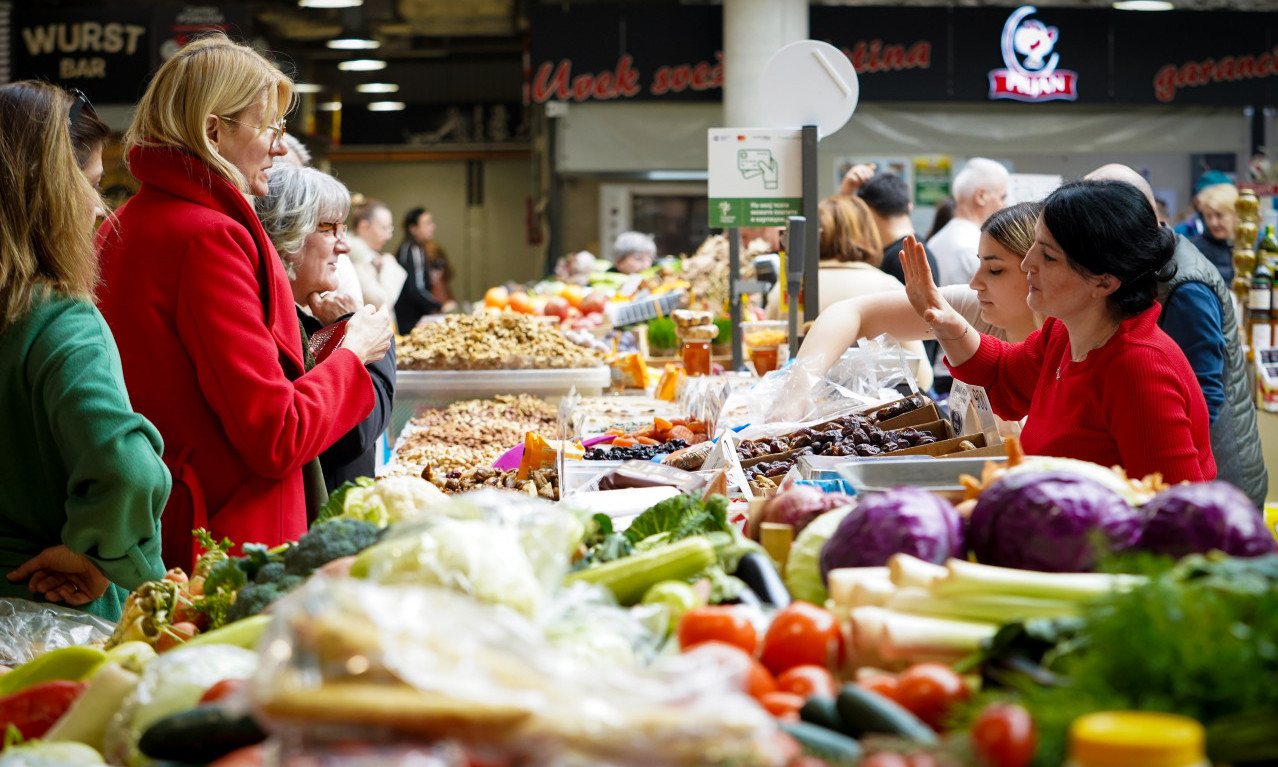 POŽURITE DA ZAVRŠITE SVE OBAVEZE Ovo je radno vreme marketa, pijaca, pošti, apoteka za Badnji dan i Božić