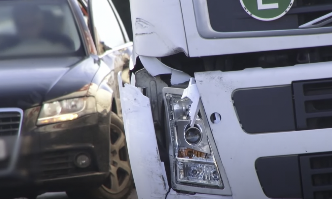 Stravična SAOBRAĆAJNA NEZGODA kod Paraćina! Sudarili se kombi i automobil, vozilo SMRSKANO (FOTO)