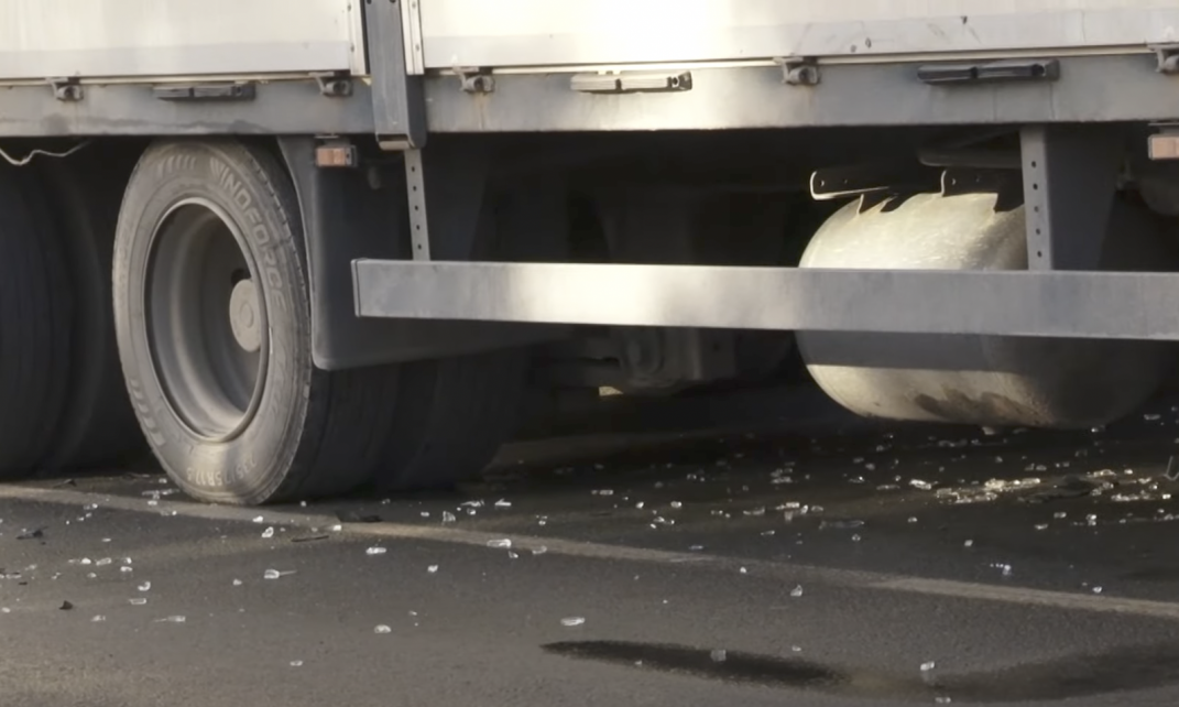 Detalji UDESA na auto-putu kod Šapca! KAMION se OKRENUO ZA 180 STEPENI