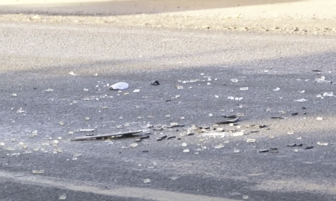 SAOBRAĆAJNA NEZGODA na auto-putu Beograd-Niš! Prednji deo vozila POTPUNO UNIŠTEN, delovi rasuti po putu (VIDEO)