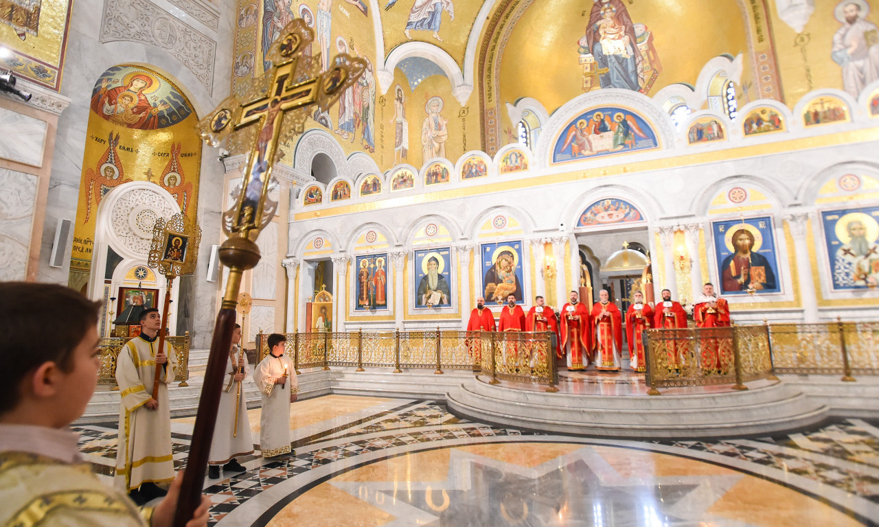 (FOTO) LITURGIJA u HRAMU SVETOG SAVE u Beogradu: Sve je spremno za večernju službu i PALJENJE BADNJAKA