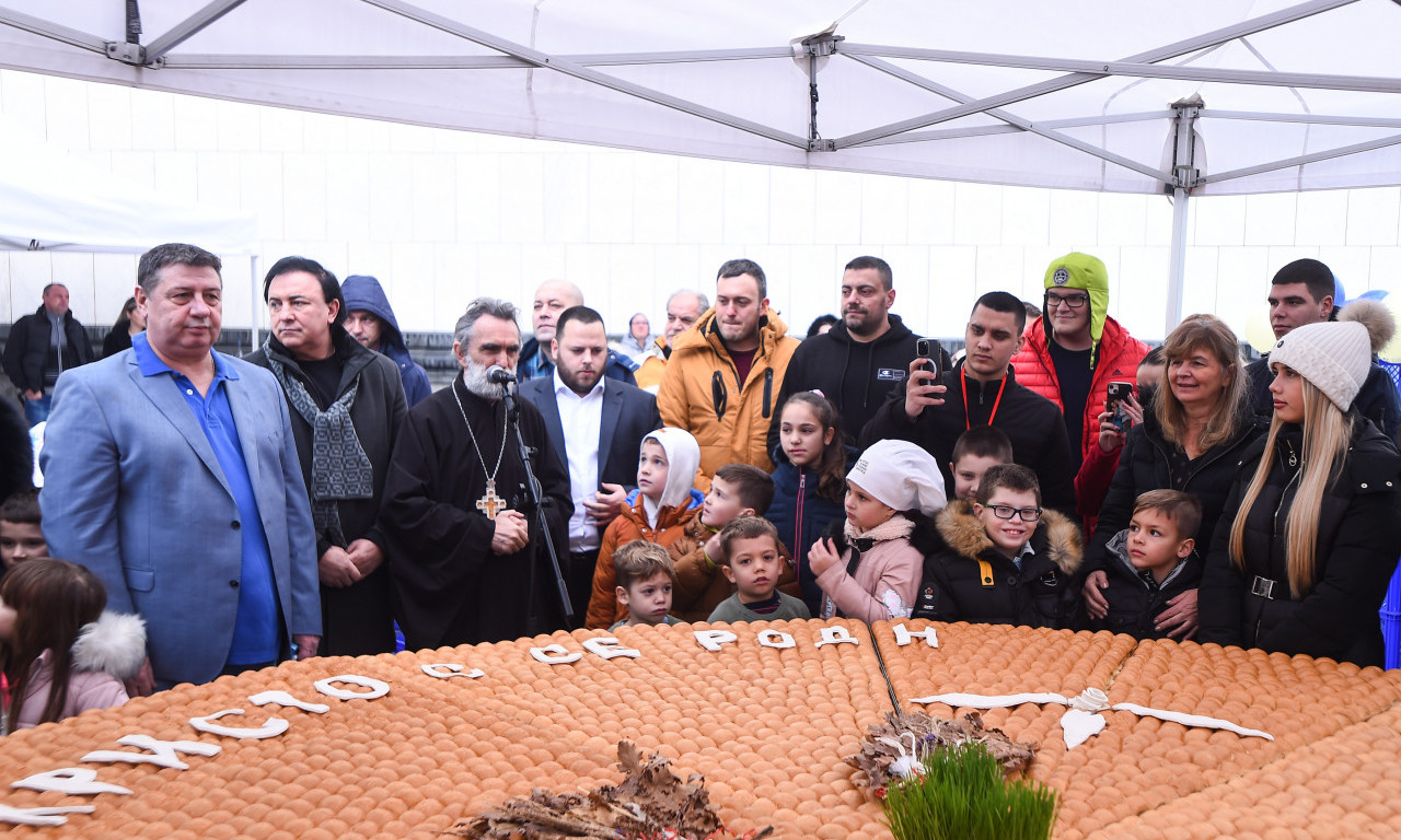 Ispred HRAMA SVETOG SAVE tradicionalno se lomila ČESNICA za Božić: Podeljeni ZLATNI DUKATI i DAROVI