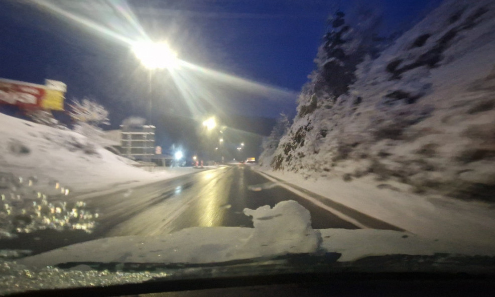 Na Zlatiboru 15 cm SNEGA! Svi PUTEVI OČIŠĆENI, posuti solju, ali VOZITE OPREZNO