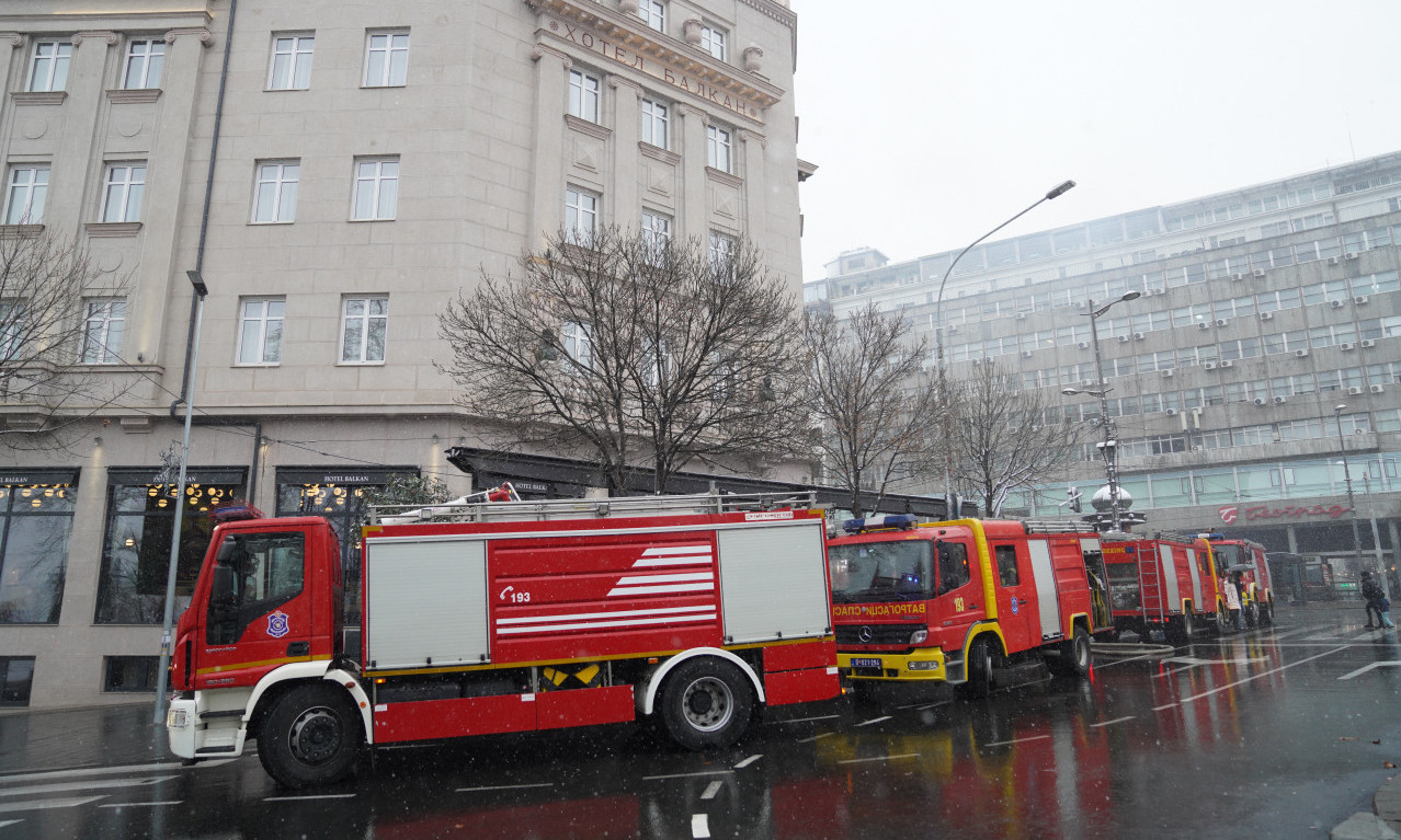 VELIKI POŽAR U BEOGRADU! Gori objekat kod fakulteta, ništa se ne vidi od gustog dima (FOTO)