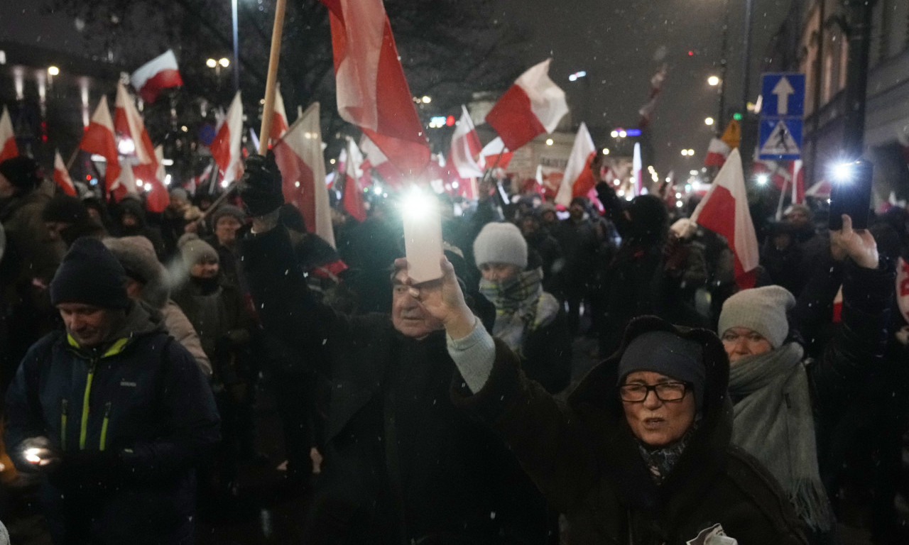 Snimci užasa u Poljskoj: Automobilom se zaleteo u ljude i povredio njih 17, mnogi leže na ulici...