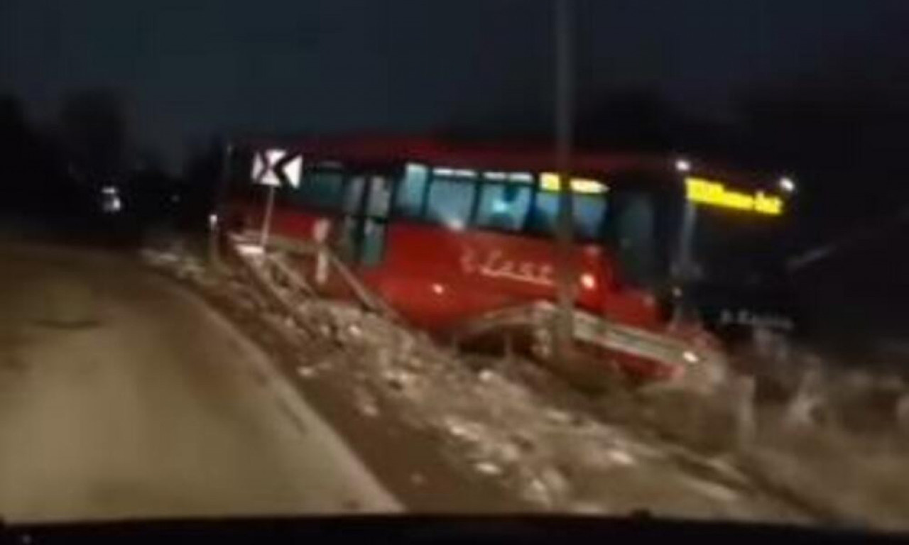 NESREĆA KOD OBRENOVCA! Autobus SLETEO sa puta kod Stublina!