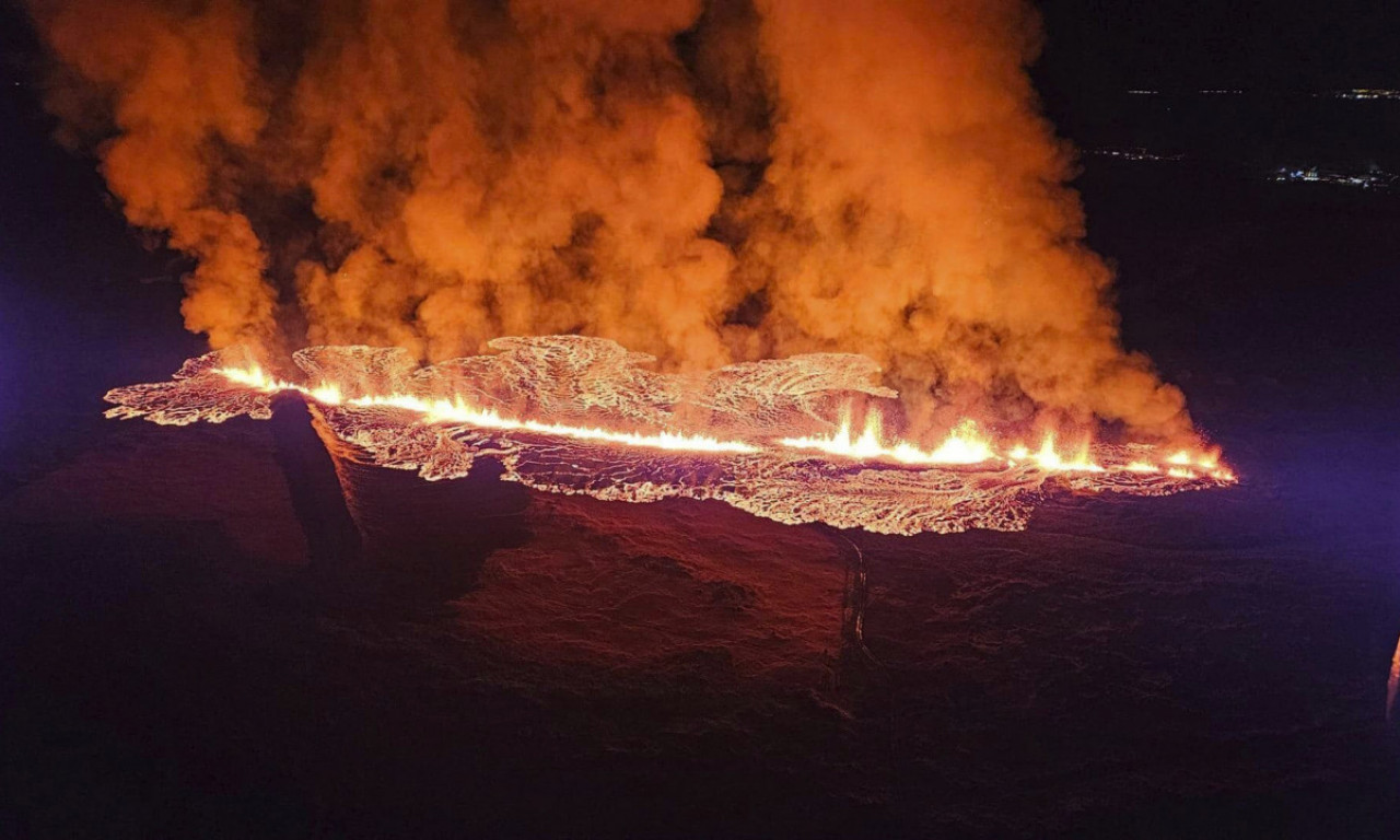 ERUPCIJA VULKANA na Islandu PRETI DA PROGUTA grad i sve u njemu! Lava stigla do prvih zgrada u Grindaviku