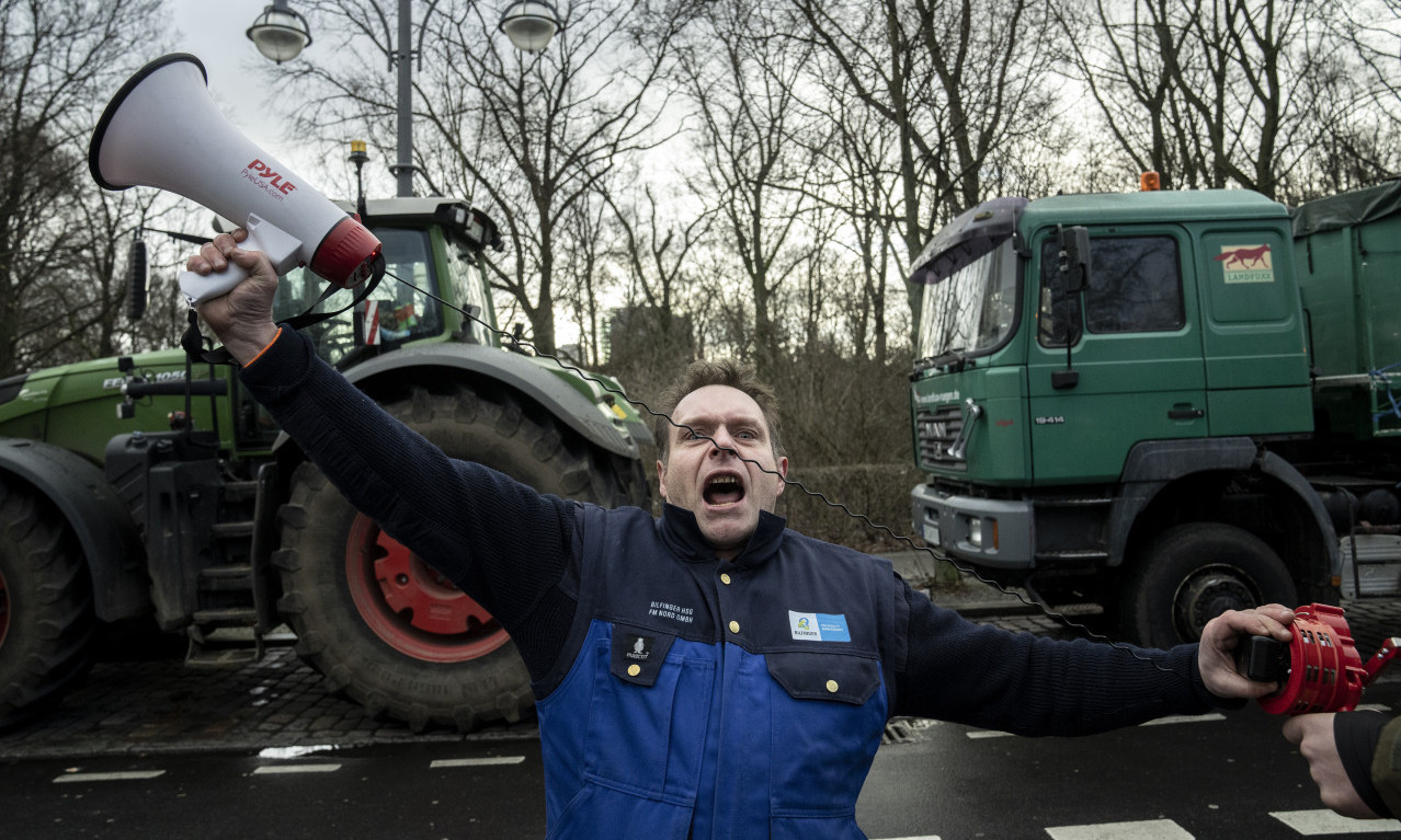 TRAKTORIMA DO KANCELARIJE ŠOLCA! Oko 10.000 nemačkih poljoprivrednika izašlo NA ULICE BERLINA!