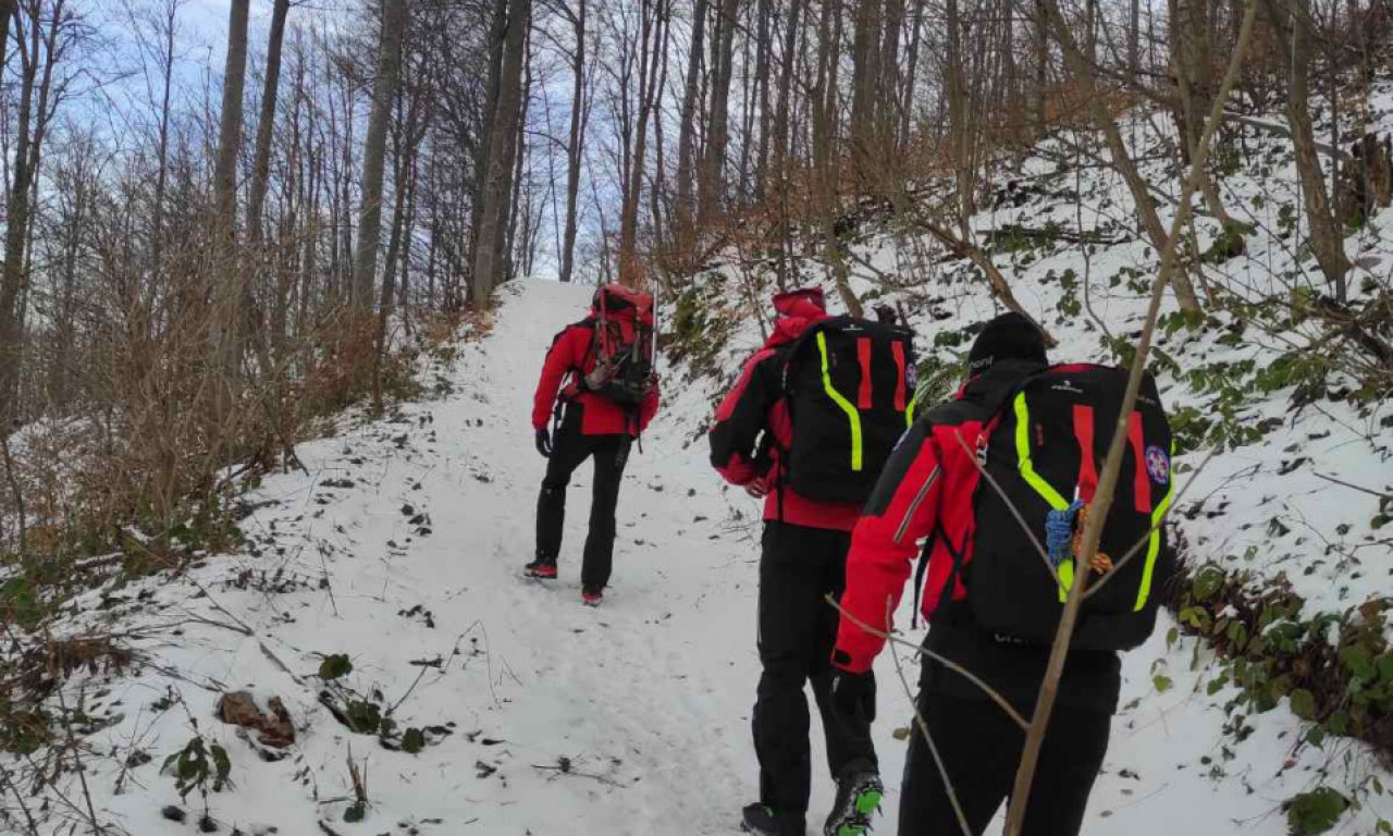 DRAMA NA DURMITORU! Gorska služba spasila TROJE ZAROBLJENIH u snegu od SIGURNE SMRTI (FOTO)