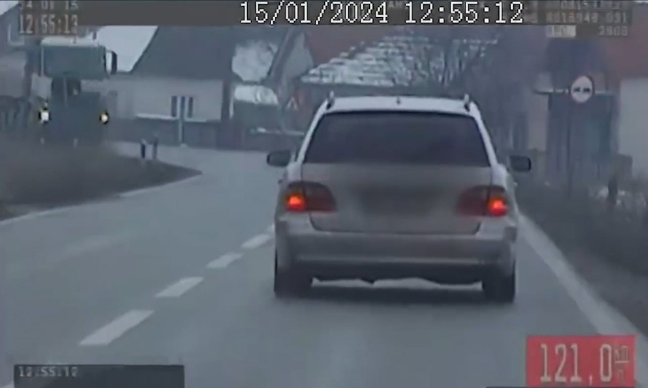 DIVLJAO u AUTOMOBILU SA DETETOM (5)! Pogledajte snimak BAHATE VOŽNJE na putu ŠABAC - LOZNICA