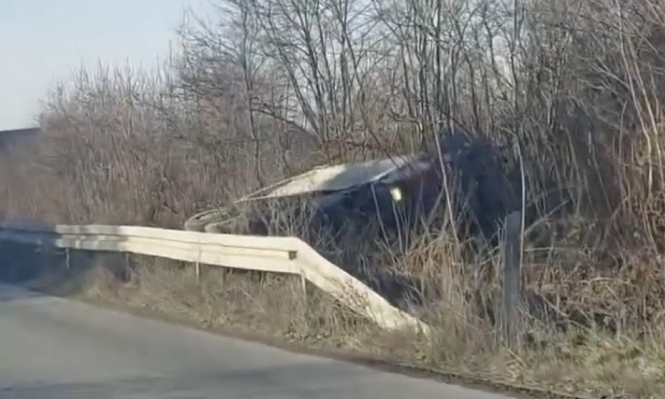 TEŠKA NEZGODA U PETLOVAČI: Od siline SUDARA, prevrnuo se KAMION - automobil SMRSKAN (VIDEO)