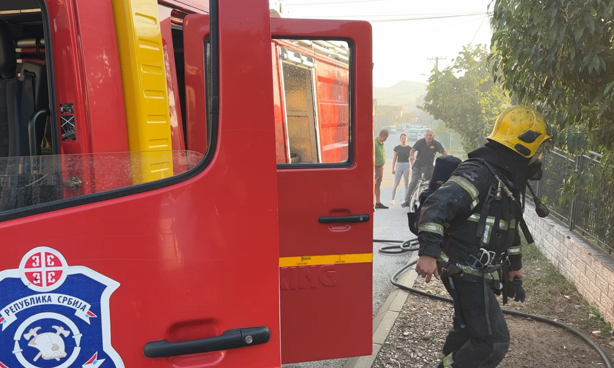 Gust, crn dim kulja iz stambene zgrade na KARABURMI! Ne zna se da li ima povređenih (FOTO)