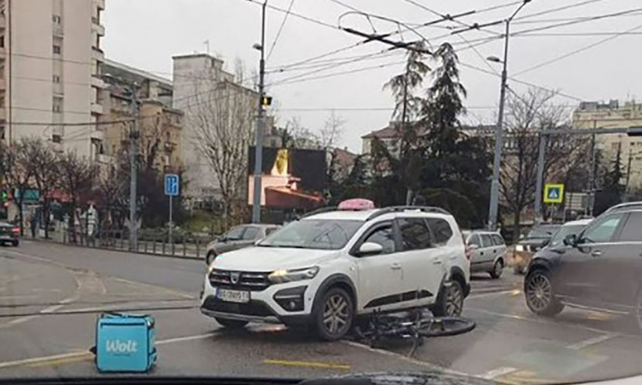 Teška nesreća u centru Beograda: Pregažen DOSTAVLJAČ HRANE, podleteo pod taksi