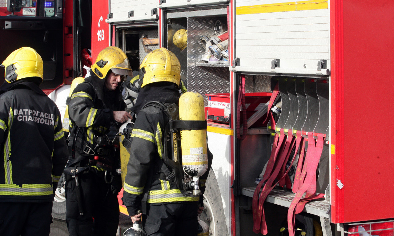 Gusti dim KULJA, vatrogasci se bore sa PLAMENOM: VELIKI POŽAR U BEOGRADU! (VIDEO)