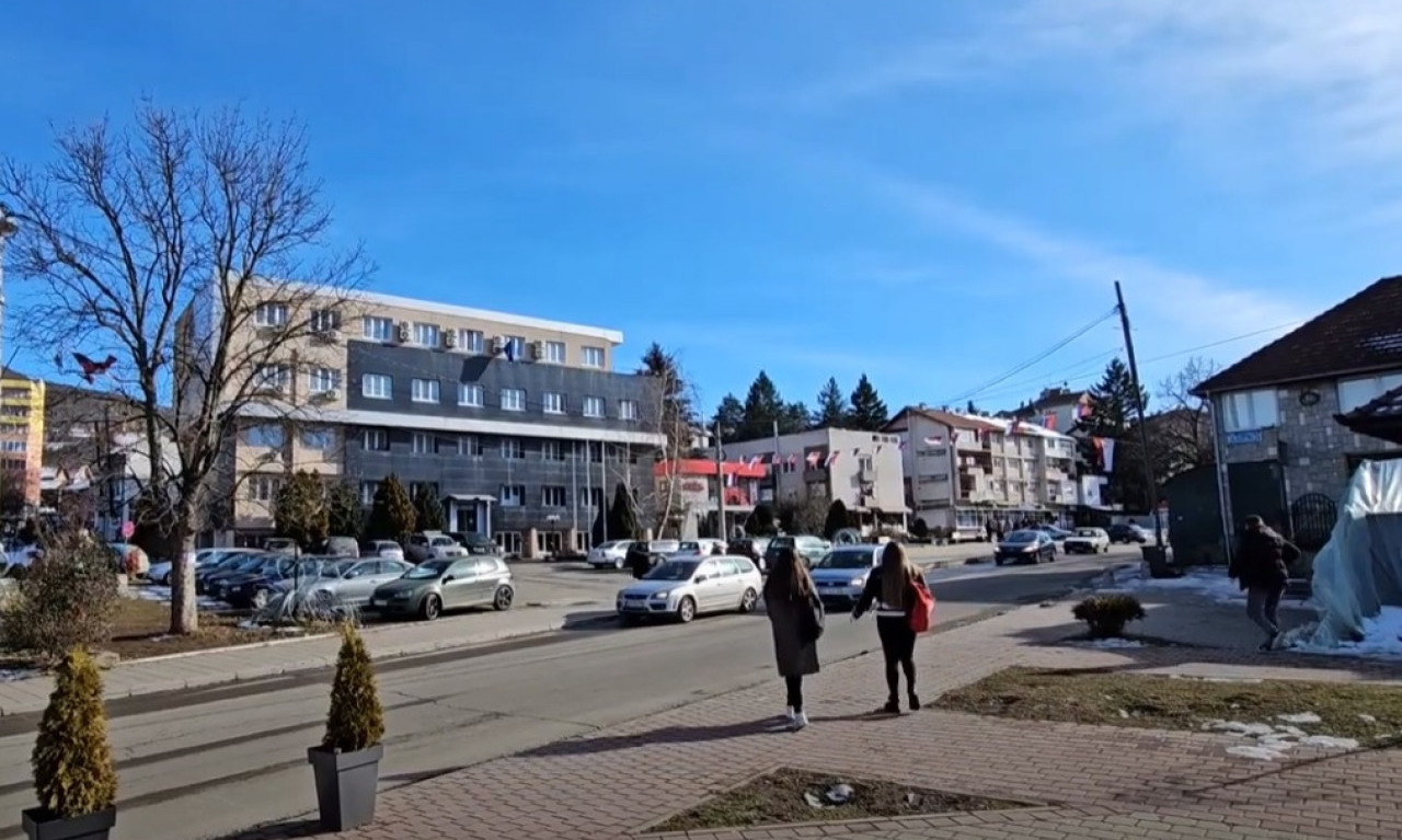 UKLONJEN ŠATOR ispred ZGRADE opštine Leposavić! On je bio postavljen tokom PROTESTA Srba