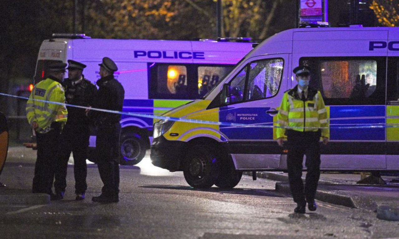 (VIDEO) TRAUMATIČNA SCENA HEMIJSKOG NAPADA u LONDONU: MUŠKARAC udario ŽENU, a DETE BACIO NA POD