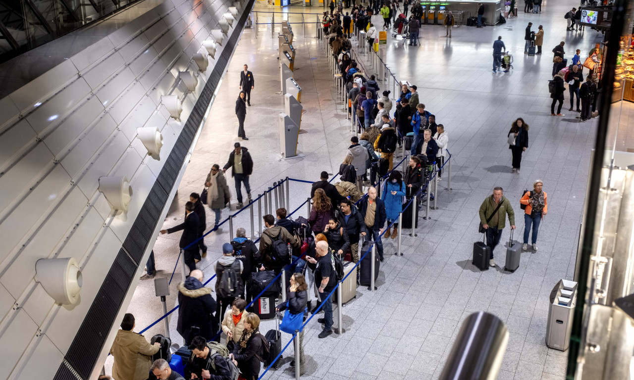 SUTRA BLOKIRAJU AERODROM Kreće generalni štrajk! Letovi se masovno otkazuju