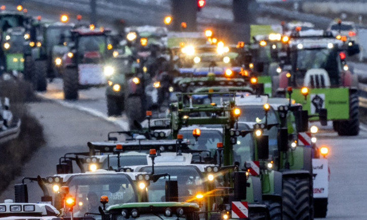 STOTINE FARMERA BLOKIRALO JEDNU OD NAJVEĆIH LUKA U EVROPI! Posledice MOGU BITI KATASTROFALNE