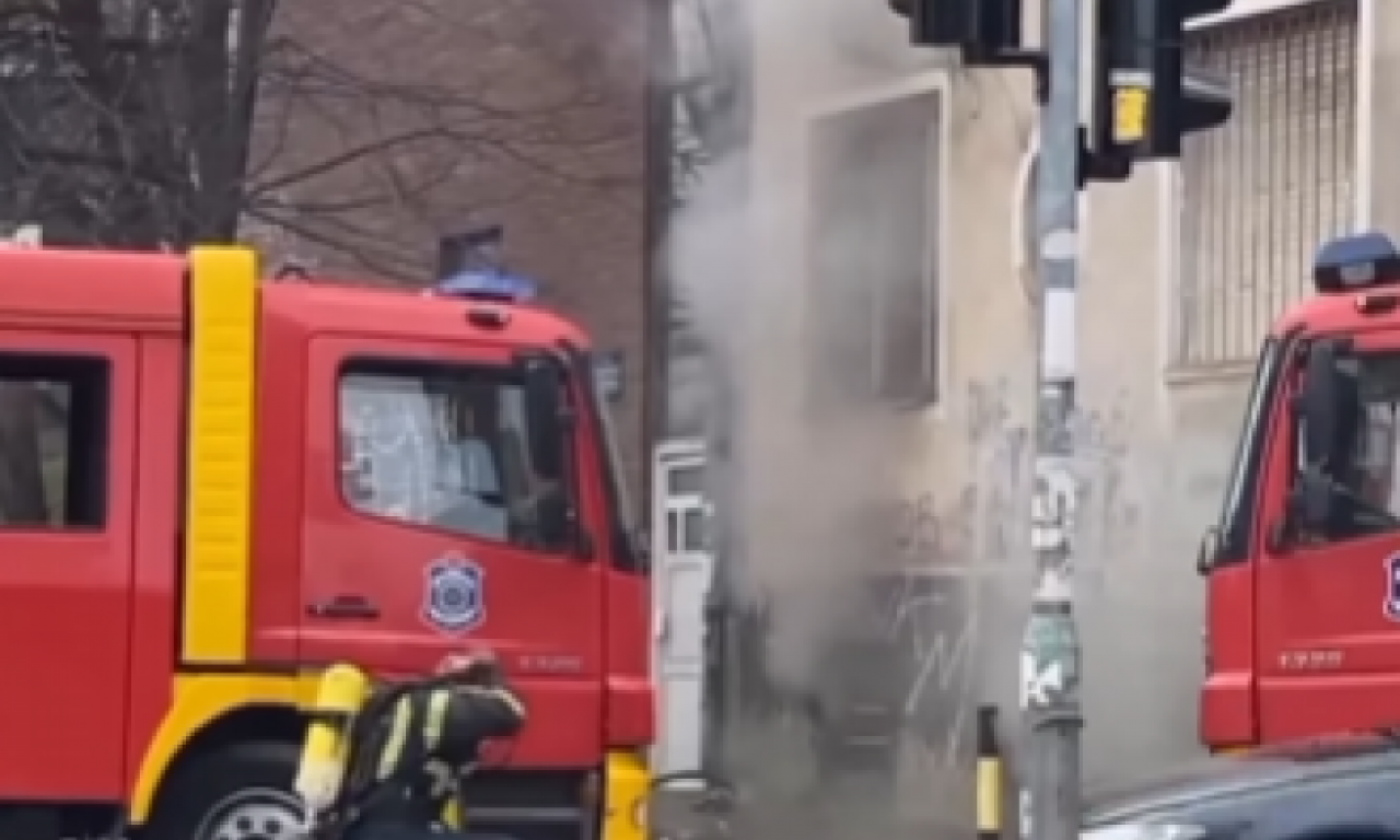 VELIKI POŽAR NA ZVEZDARI! Goreli su sprat i krov kuće