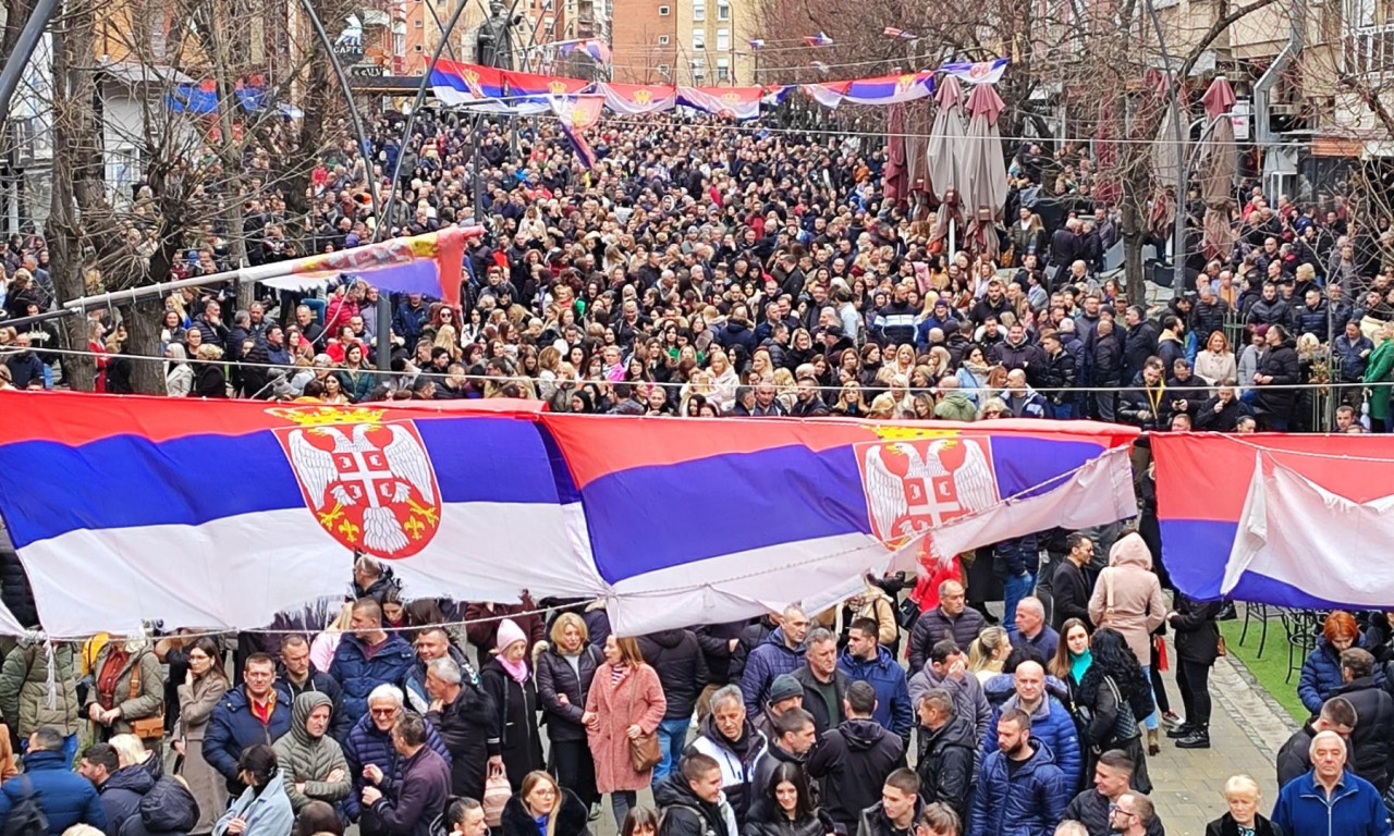 SKUP U KOSOVSKOJ MITROVICI! Okupio se veliki broj GRAĐANA: Evropo otvori oči, ne dam penziju Kurtiju!