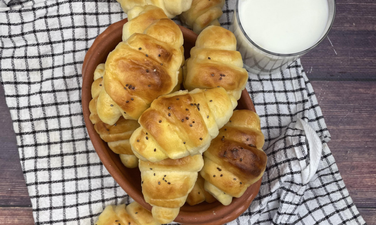 Recept MAMINIH KIFLICA koje se tope u ustima još niste probali! Kada ih probate - vratiće vas u detinjstvo