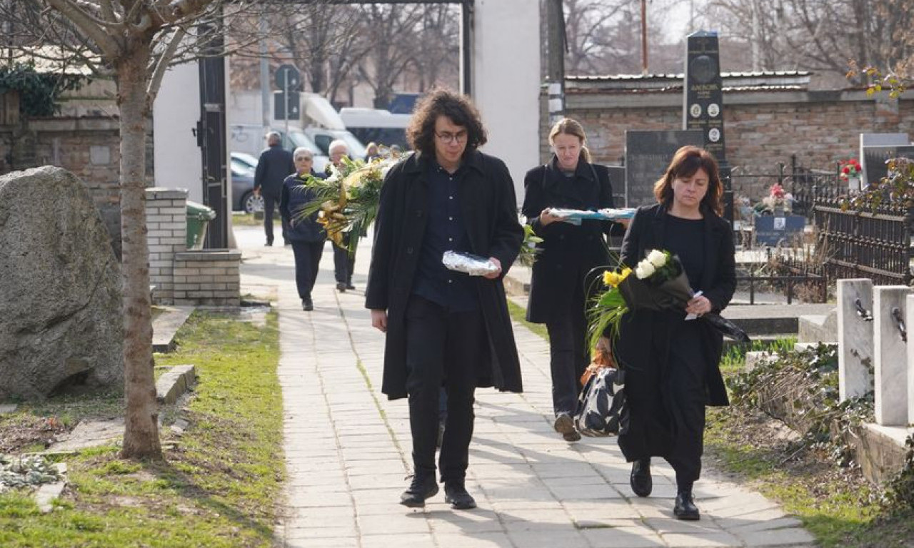 PANČEVO U SUZAMA! SAHRANA OCA NEBOJŠE GLOGOVCA: Unuk i snaja neutešni, nose BUKET BELIH RUŽA (FOTO)