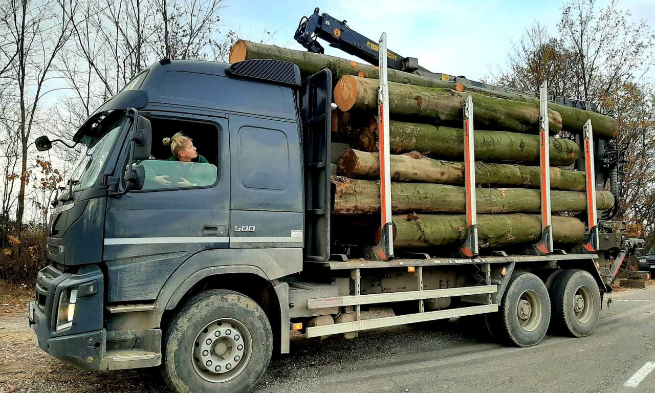 Ova PRELEPA PLAVUŠA vozi KAMION bolje od VEĆINE MUŠKARACA: Lavovski se bori sa svim predrasudama koje nosi muški posao