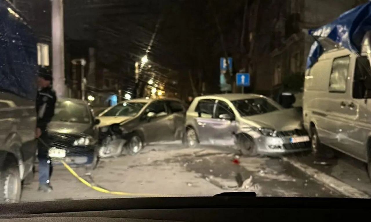 TOTALNI KARAMBOL NA ZVEZDARI! Bežali od POLICIJE, a onda se SUDARILI, srča i delovi automobila SVUDA PO PUTU!