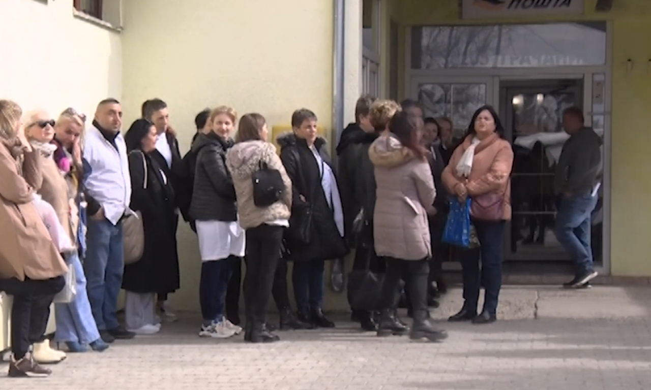 PROTEST zdravstvenih RADNIKA Gračanice! Ne mogu da podignu svoj ZARAĐENI NOVAC (VIDEO)