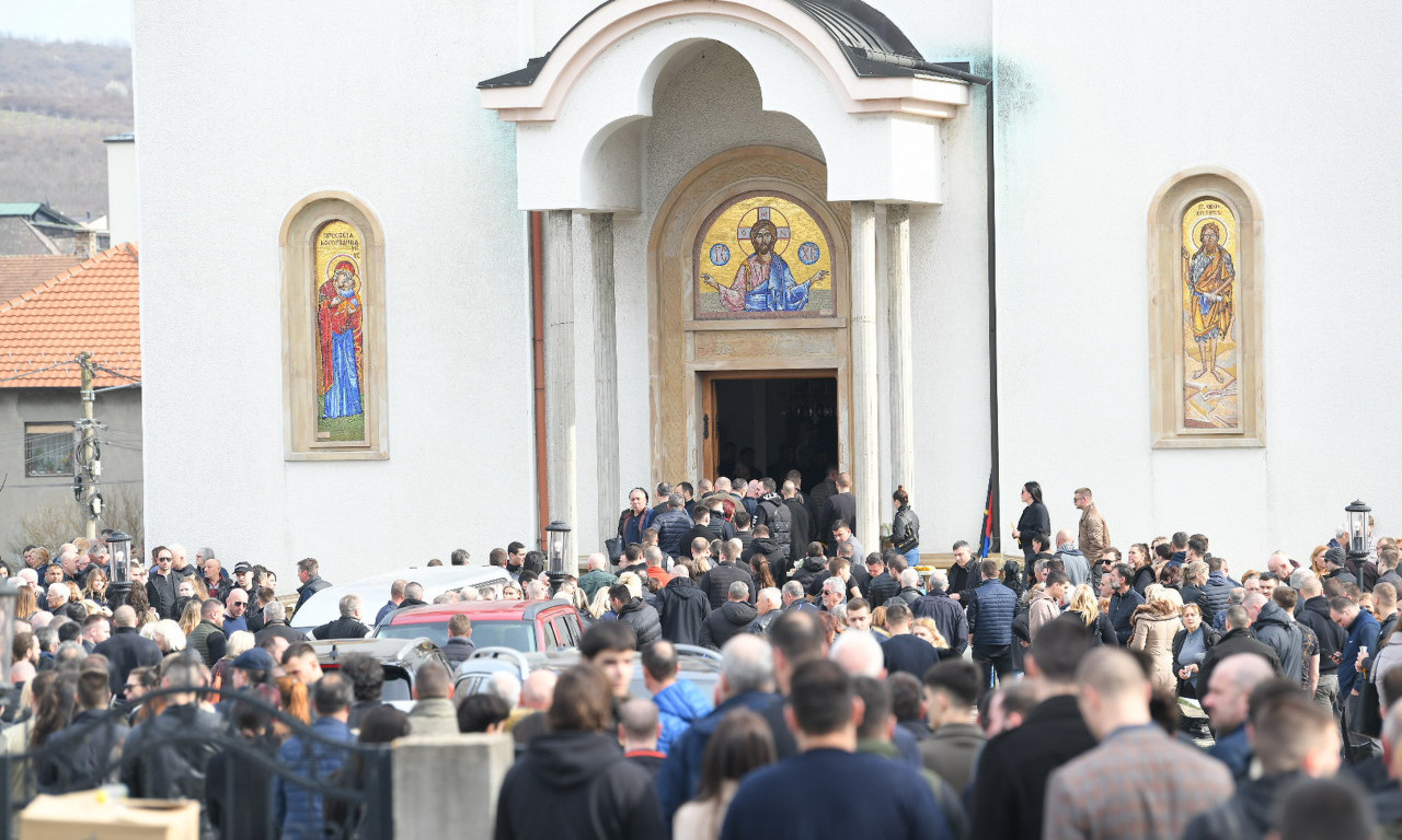 SAHRANA UBIJENOG MMA BORCA! Tužna scena na groblju, STOTINE ljudi ispraća Stefana (FOTO)