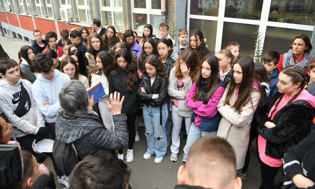 GUŽVA ISPRED "RIBNIKARA"! Roditelji i učenici drže JAVNI ČAS zbog unetog NOŽA U ŠKOLU (FOTO)