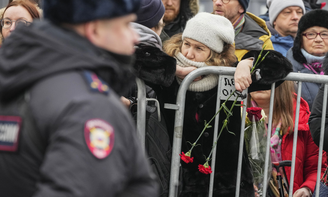 Pogledajte gužvu na SAHRANI NAVALJNOG! Sve vrvi od POLICIJE naoružane do zuba - OČEKUJU SE NEREDI (FOTO+VIDEO)