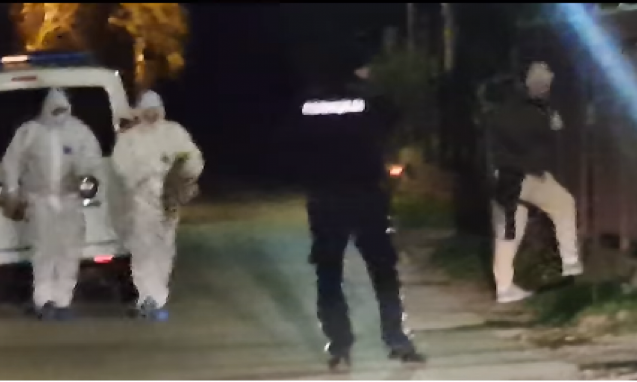 POTRESNE SCENE ISPRED KUĆE U PETROVARADINU! Roditelji UBILI DECU, forenzika vrši uviđaj! (VIDEO)