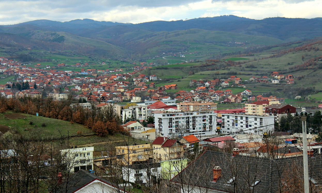 HAOS KOD KOSOVSKE KAMENICE: Na lokal SRBINA bačena ručna BOMBA?