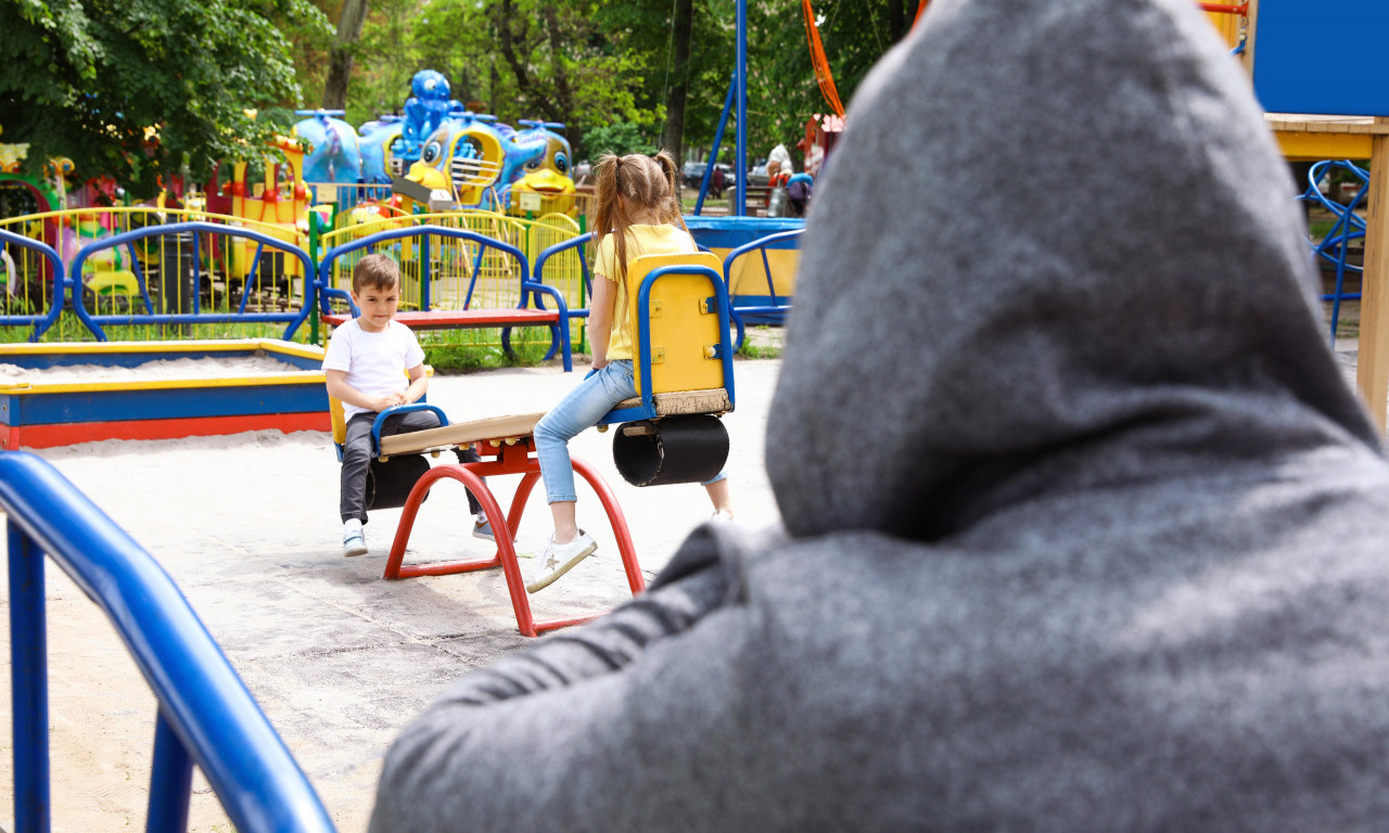 UHAPŠEN PEDOFIL U KRAGUJEVCU! Nasred ulice dodirivao DEVOJČICU (15)