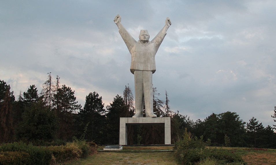 VANDALIZAM U VALJEVU! Skrnavljen SPOMENIK HEROJU, nakon SRAMNIH GRAFITA sada u njega zaglavili METAK (FOTO)