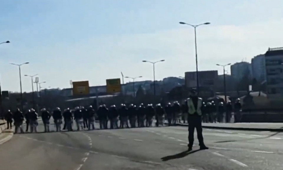 ŽANDARMERIJA ZAKRČILA AUTOKOMANDU! Haos u prestonici - prave se BARIKADE zbog DERBIJA (VIDEO)