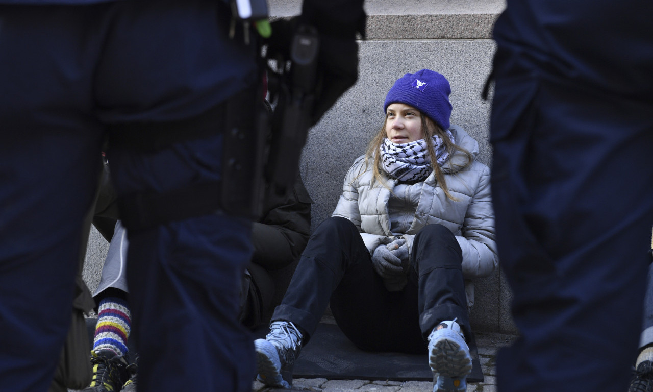 MALA GRETA PONOVO U CENTRU DRAME! Policija je NASILNO PODIGLA I ODVUKLA, a evo zašto je pravila HAOS ispred PARLAMENTA