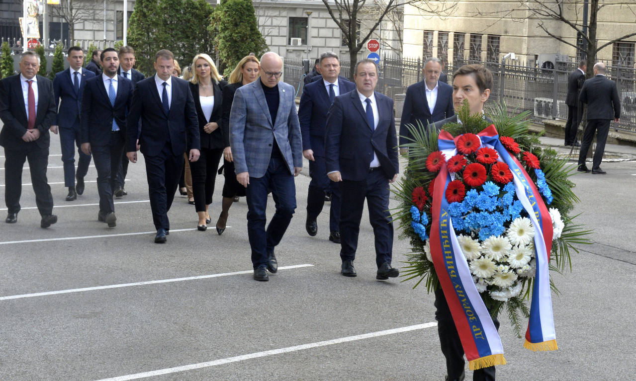 ANA BRNABIĆ NA MESTU ATENTATA ZORANA ĐINĐIĆA: Sa članovima vlade položila venac povodom godišnjice ubistva (VIDEO)