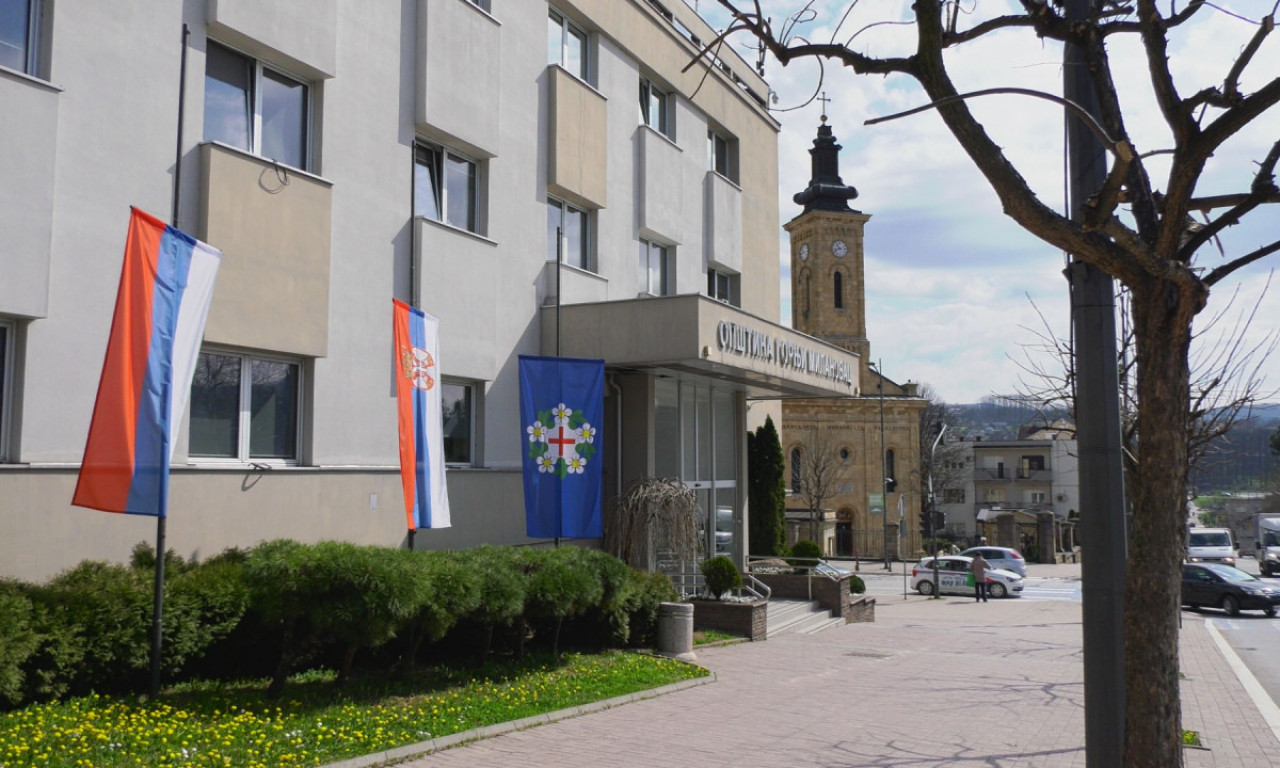 DAN ŽALOSTI u Gornjem Milanovcu: Pogledajte kako izgleda GRAD OKOVAN TUGOM za nastradalim MLADIĆIMA (FOTO+VIDEO)