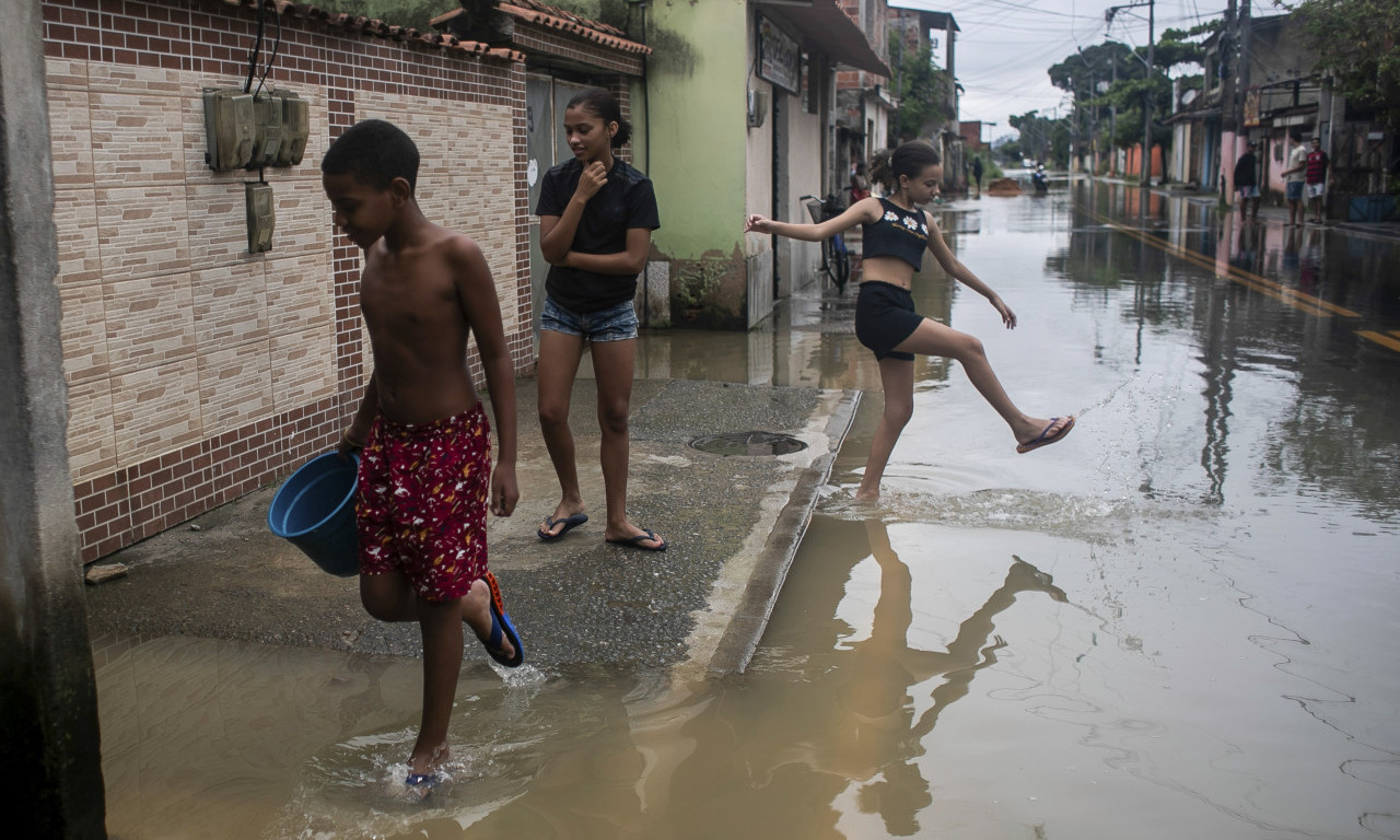 DRAMATIČNO STANJE U BRAZILU! Obilne KIŠE odnele 23 života, pogledajte stravične scene sa POPLAVLJENIH ulica (FOTO)