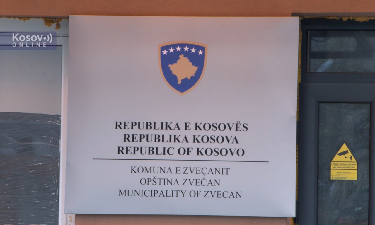 KURTIJEVIM LJUDIMA SMETA ĆIRILICA! Uklonili natpis na OPŠTINI ZVEČAN, pa parkirali BLINDIRANO vozilo da čuva tablu