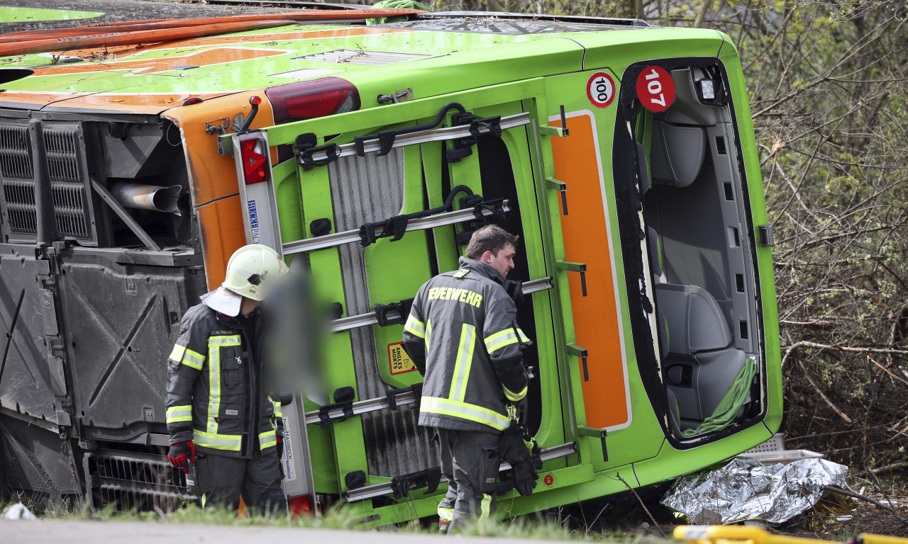 UZNEMIRUJUĆI PRIZOR na auto-putu u Nemačkoj! Prevrnuo se AUTOBUS, ima POGINULIH (FOTO)