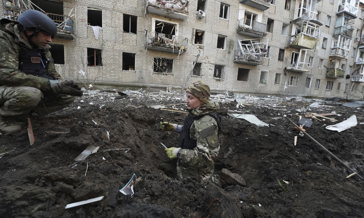 RUSI BACILI MONSTRUOZNU BOMBU! Moskva nema MILOSTI! Ukrajinska tvrđava PRETVORENA U RUINU!