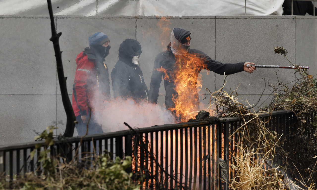 HAOS u Briselu se nastavlja: FARMERI bacali ĐUBRIVO po ulicama, a POLICIJA JE OVAKO UZVRATILA