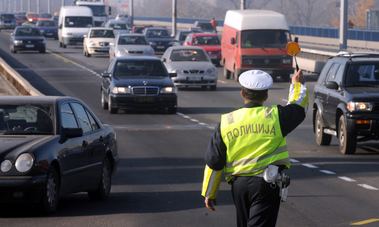 Muškarac isključen iz saobraćaja zbog NASILNIČKE VOŽNJE: DIVLJAO vozeći 215 km/h, ali ga POLICIJA presrela