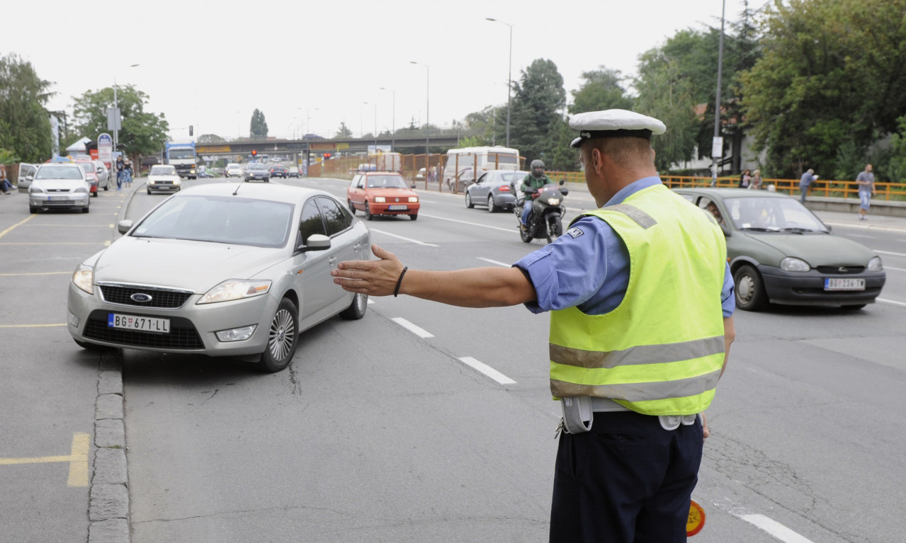 ODUZET AUTOMOBIL BAHATOM VOZAČU! Mladić BEZ DOZVOLE i pod ZABRANOM vožnje preticao kolonu, ovo mu nije prvi put