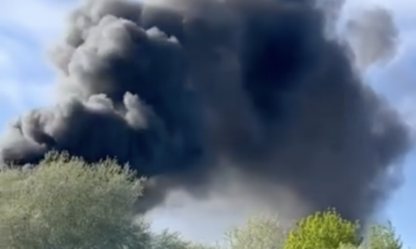 STRAVIČAN POŽAR u Novom Sadu! Gori DEČIJE IGRALIŠTE pored šetališta, pogledajte kako se VISOKO nadvija GUST DIM (VIDEO)